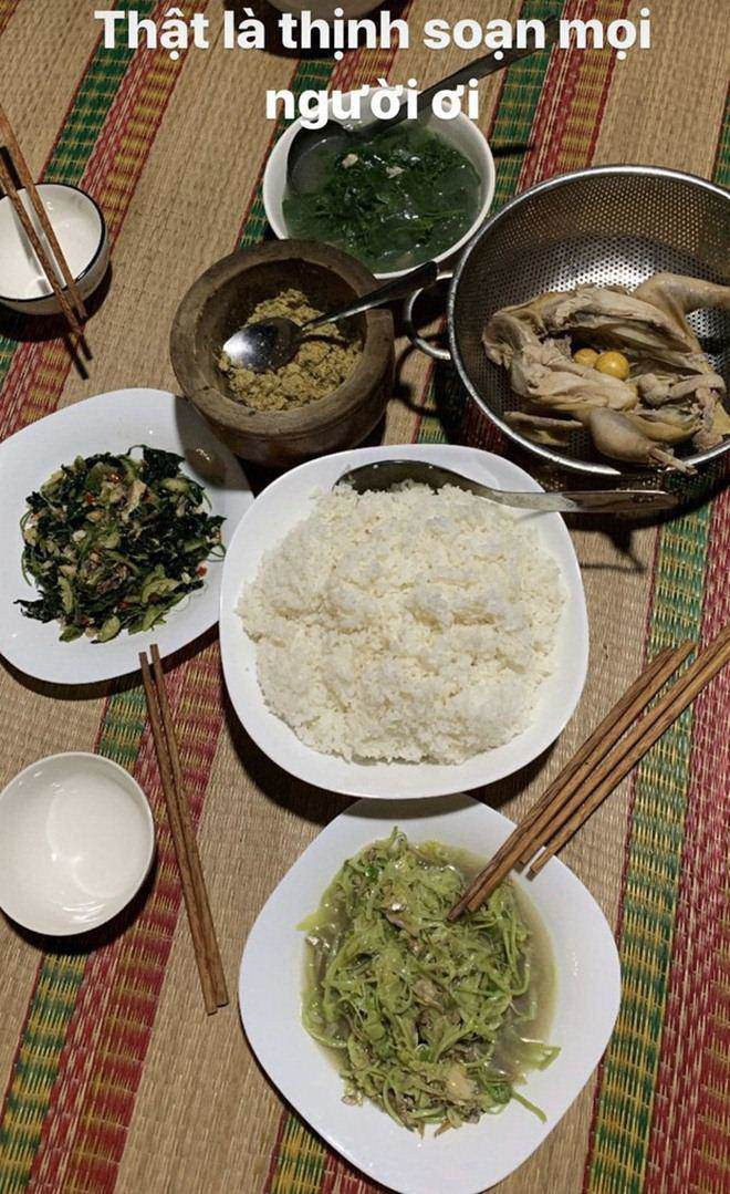 H’Hen Niê thích ăn cơm nhà vì có nhiều loại rau rừng đặc sản.