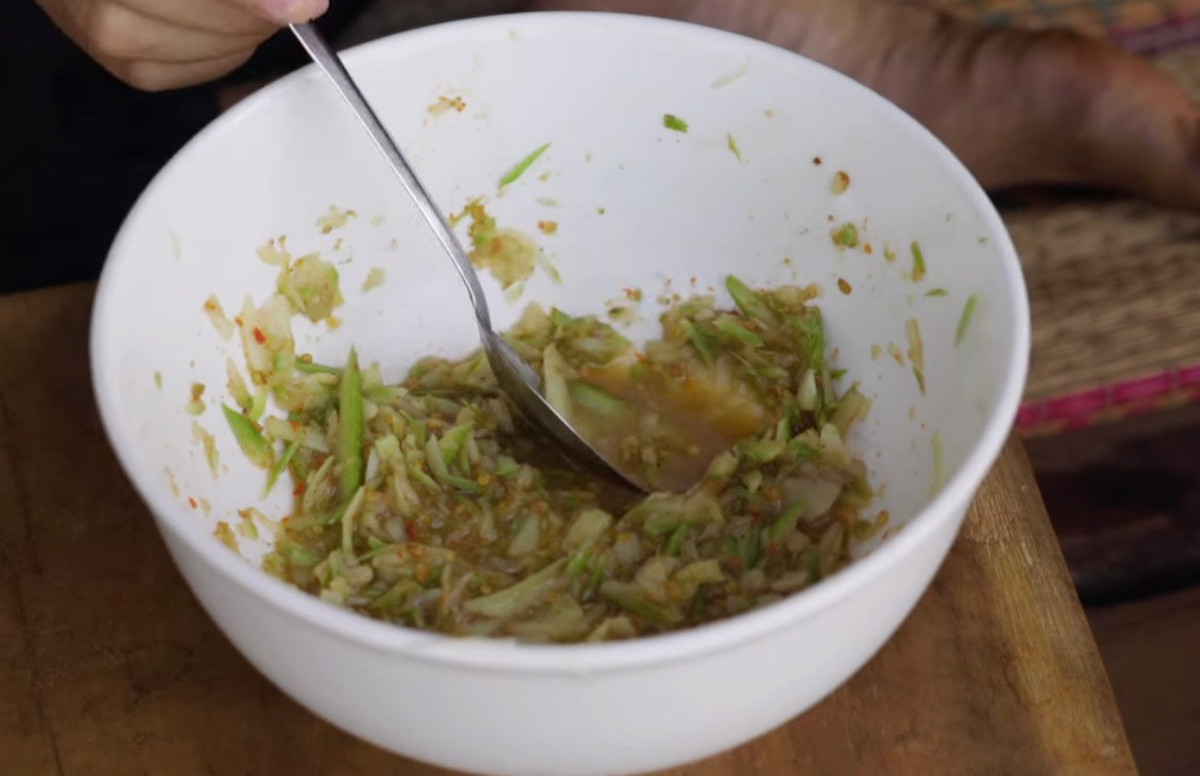 Một món ăn vặt khác của nàng hậu Ê đê là xoài giã muối ớt siêu cay. Hen cho biết, đây là món gia đình cô hay ăn gồm các gia vị như ớt khô, muối, đường, mì chính, nước mắm. Xoài dùng dao bằm nhỏ sau đó cho vào giã cùng các gia vị cho vừa ăn.