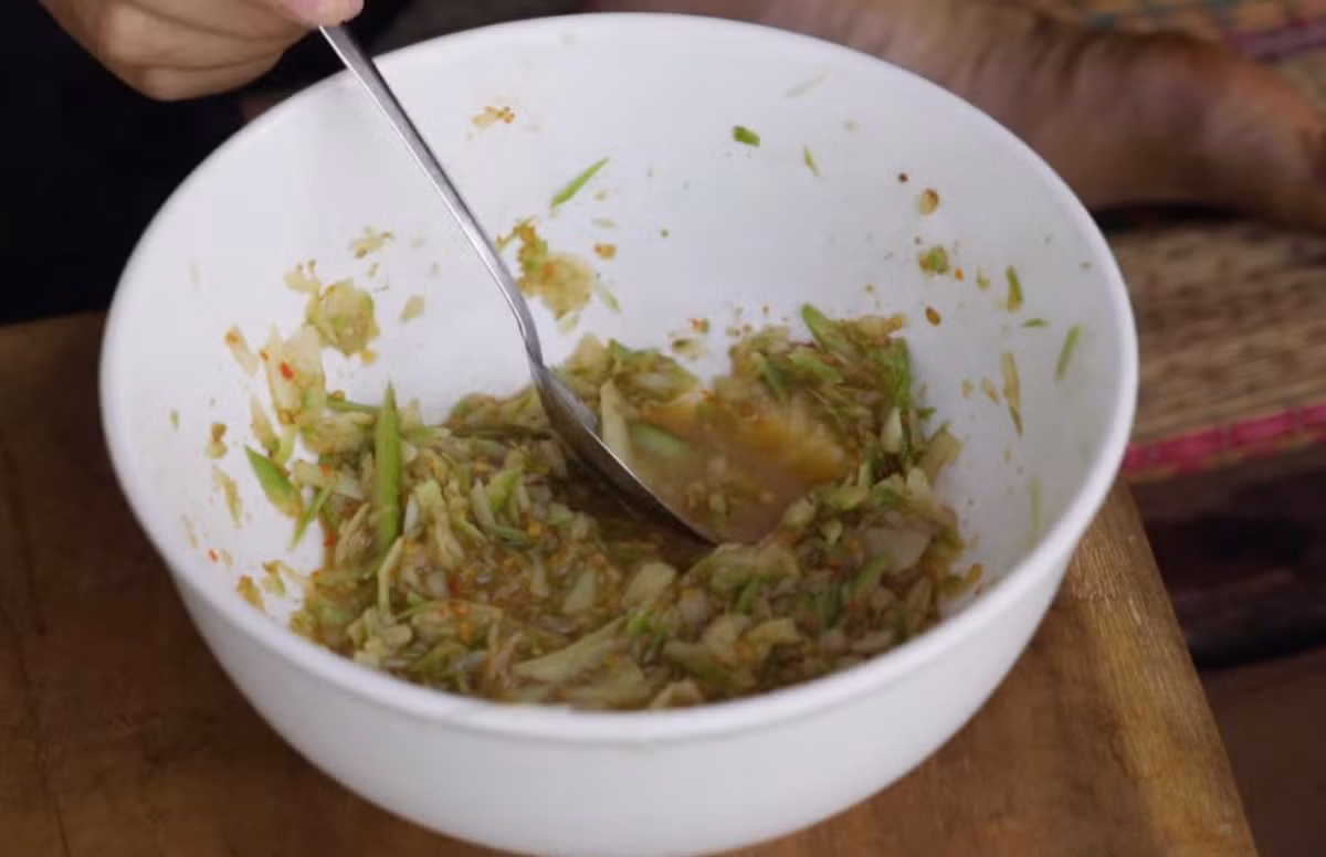 Một món ăn vặt khác của nàng hậu Ê đê là xoài giã muối ớt siêu cay. Hen cho biết, đây là món gia đình cô hay ăn gồm các gia vị như ớt khô, muối, đường, mì chính, nước mắm. Xoài dùng dao bằm nhỏ sau đó cho vào giã cùng các gia vị cho vừa ăn.