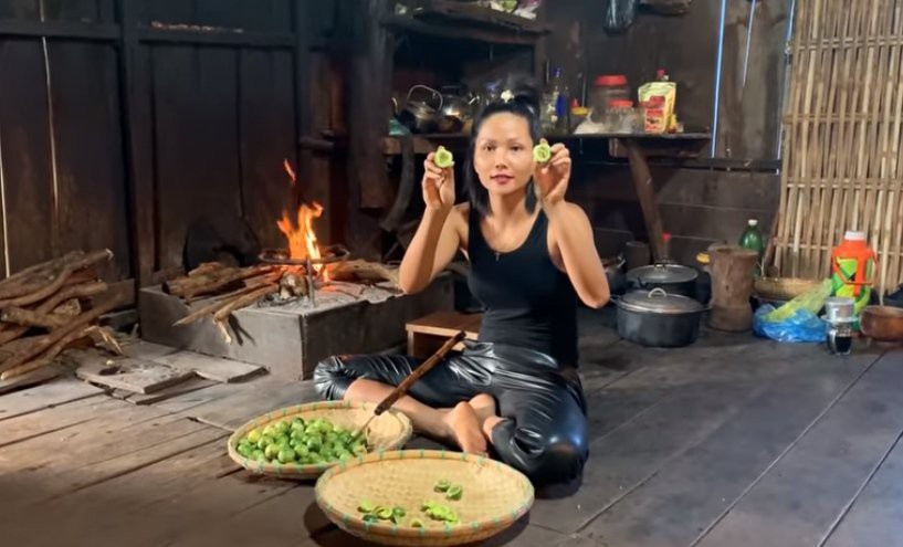 Xuất thân từ vùng quê nghèo ở Đắk Lắk, hoa hậu H’Hen Niê rất yêu thích các món ăn giản dị, độc đáo đã gắn bó với mình suốt tuổi thơ.