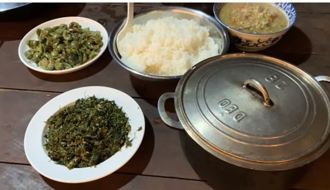 Mâm cơm gồm nhiều món ăn đặc sản dân dã của người dân tộc quê Hen. Ảnh: Instagram, FB.