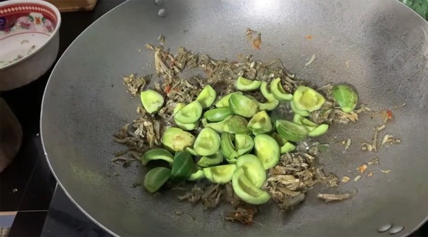 Hen cũng từng giới thiệu với người hâm mộ về món ăn đặc sản quê hương mình là quả boh aliêk xào cá khô.