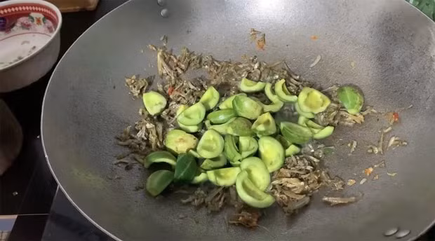 Hen cũng từng giới thiệu với người hâm mộ về món ăn đặc sản quê hương mình là quả boh aliêk xào cá khô.