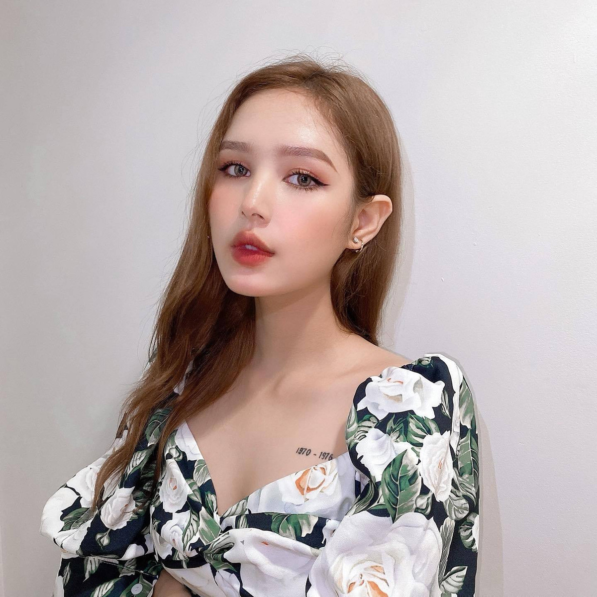 Các kiểu đầm cổ vuông khoét sâu được cô nàng tận dụng khoe vẻ gợi cảm.