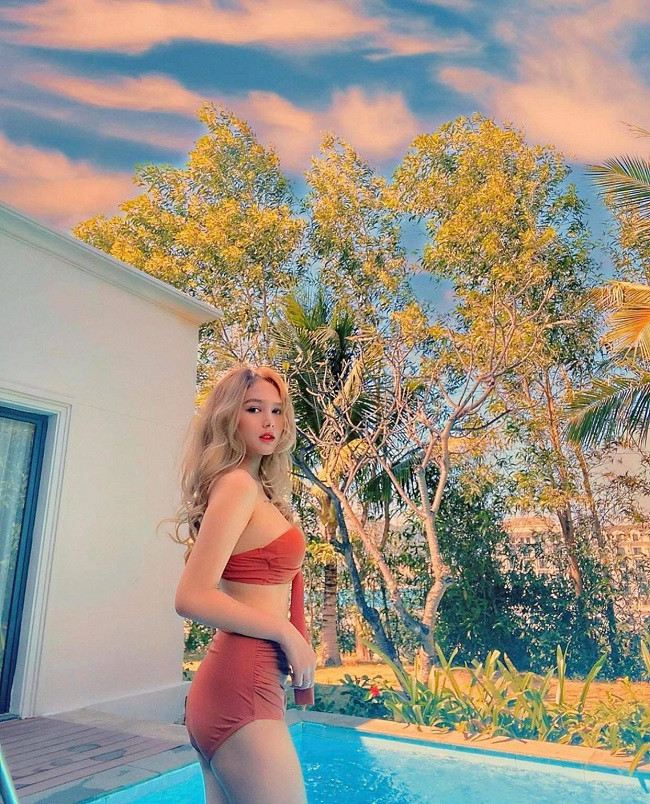 Cô từng khoe không ít khoảnh khắc diện bikini quyến rũ phô trương thân hình sexy chuẩn "đồng hồ cát".