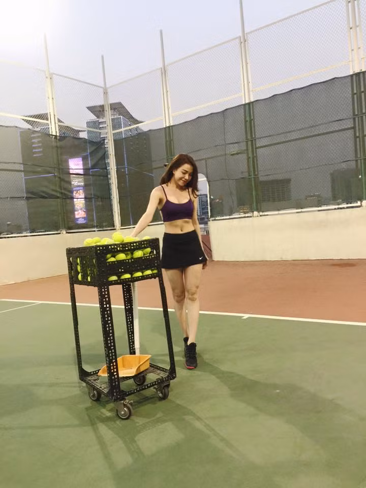 Người đẹp 9X cho biết hiện cô ăn chay trường nên ngược lại với việc ăn kiêng, cô tiêu thụ rất nhiều thực phẩm trong ngày để có đủ sức làm việc, chăm con.