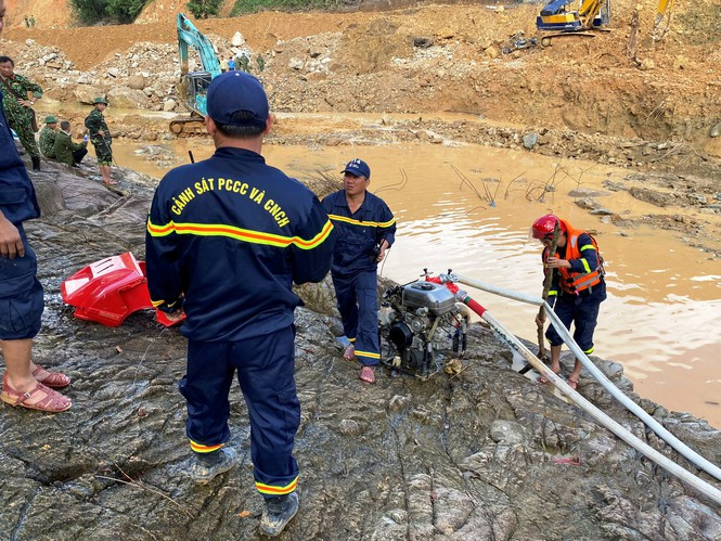 Thi thể thứ 6 được tìm thấy ở Rào Trăng 3 sau khi lực lượng chức năng chặn sông, đắp đập, chuyển dòng chảy theo hướng mới cho thấy phương án tìm kiếm người mất tích trong giai đoạn 3 đã bước đầu phát huy hiệu quả.