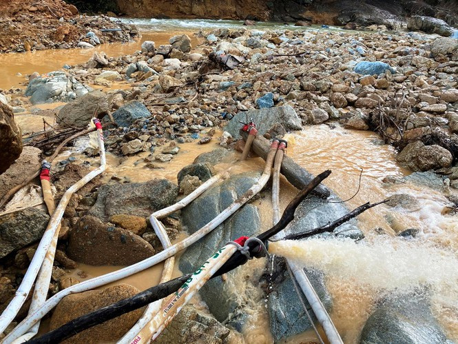 ... Tất cả tranh thủ từng giờ không có mưa gió để lật từng tấc đất, bới từng phiến đá, khối bê tông, “soi” từng vị trí nghi ngờ để mong sớm tìm được nạn nhân mất tíchnghi ngờ bị vùi bên dưới. Ảnh: Máy móc, phương tiện hút nước liên tục làm việc.