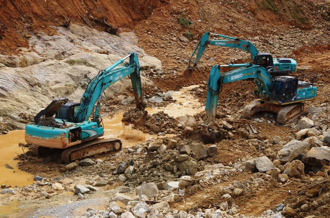 Lực lượng chức năng với quân số khoảng 200 người đã huy động máy móc, phương tiện khẩn trương hút cạn từng đoạn lòng sông Rào Trăng... Ảnh: Lật từng khối đá, mét đất để tìm người mất tích giữa lòng sông.