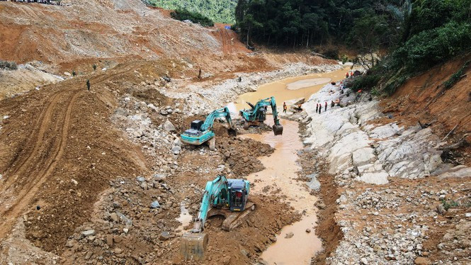 Lực lượng cứu hộ cứu nạn không quản ngại khó khăn, nguy hiểm. 