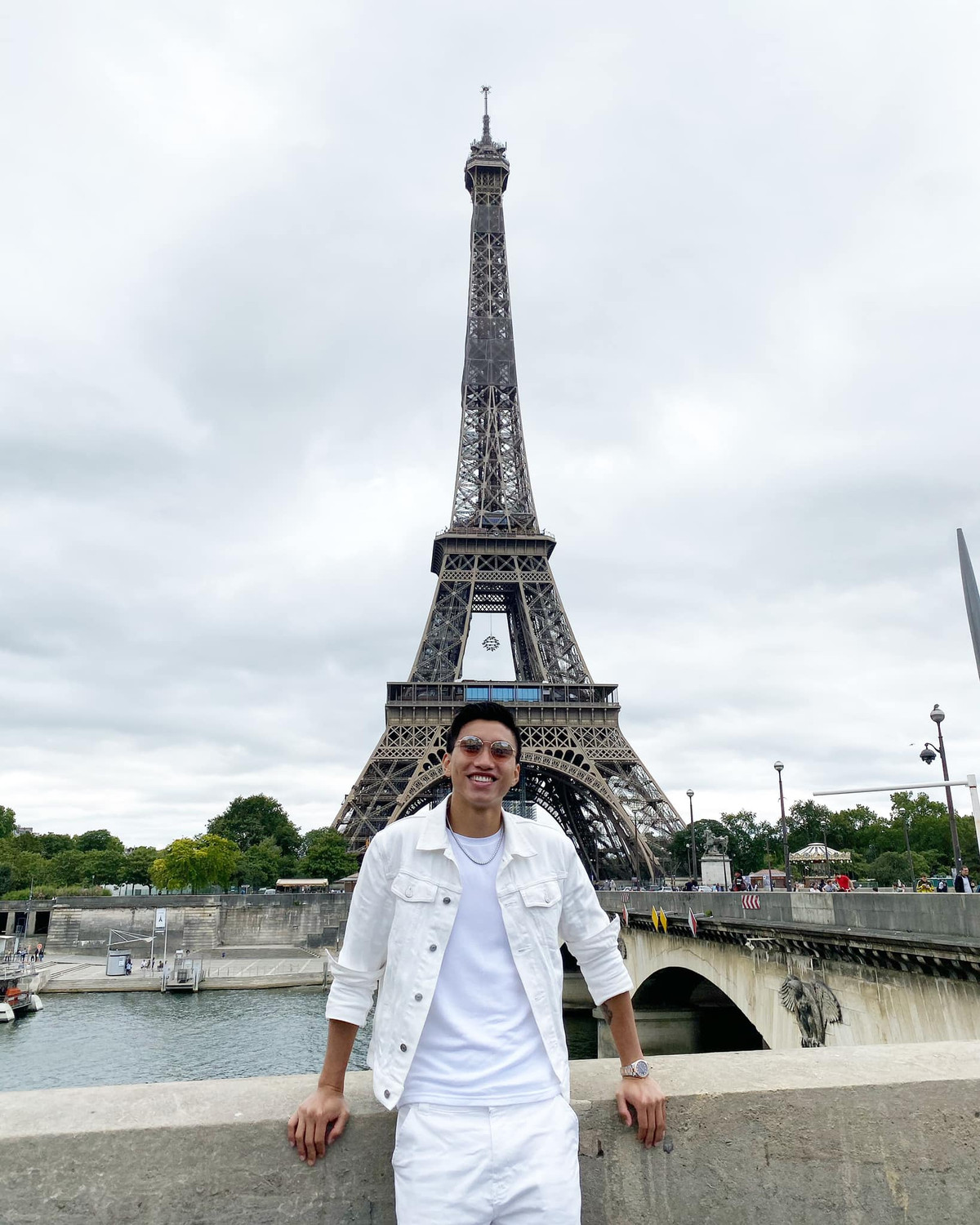 Đoàn Văn Hậu ghi điểm khi diện cả “cây” trắng đứng “đọ dáng” với tháp Eiffel ở Paris.