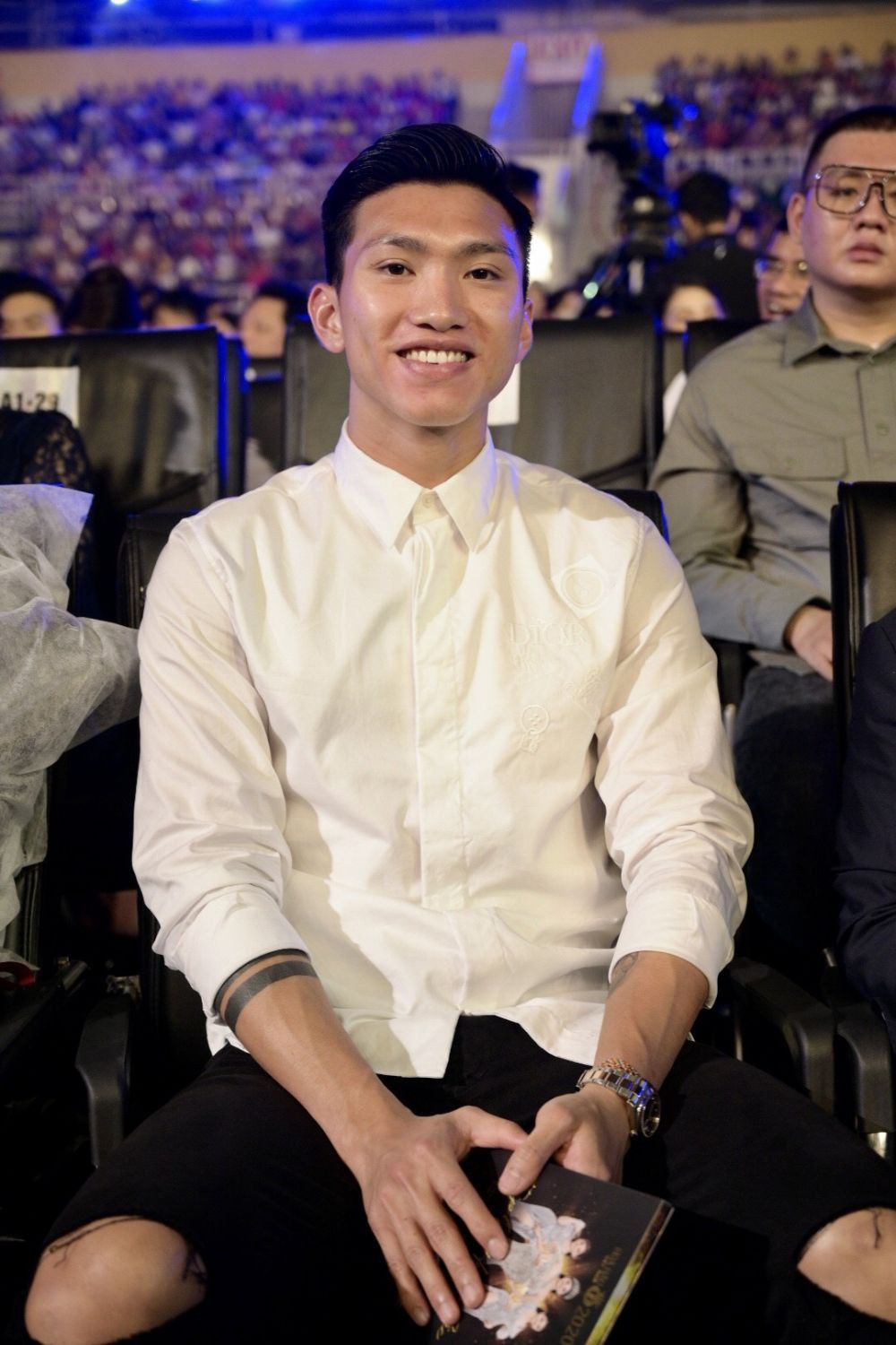 Nhiều lần xuất hiện trước đó, chàng cầu thủ trẻ liên tục chọn các trang phục màu trắng đơn giản và lịch lãm.