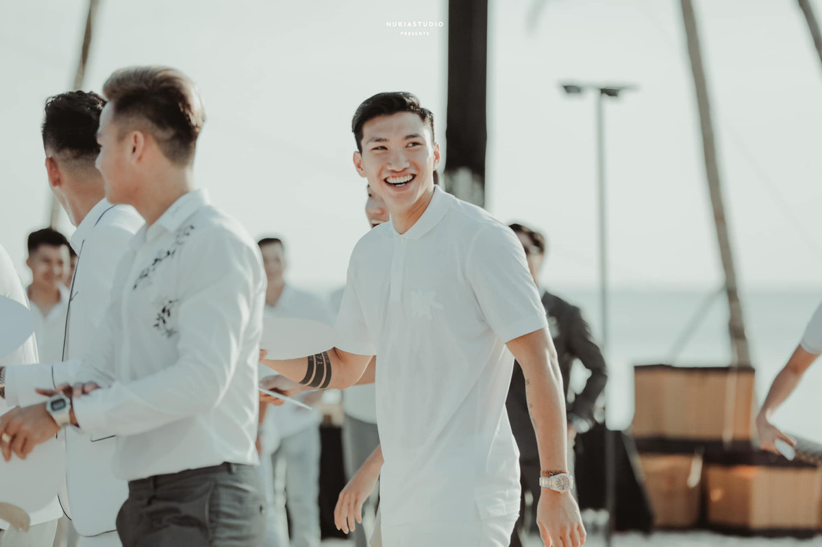 Trong buổi tiệc cưới của đàn anh Công Phượng, Văn Hậu cũng chiếm spotlight với bộ đồ trắng tinh khôi chuẩn soái ca ngôn tình.