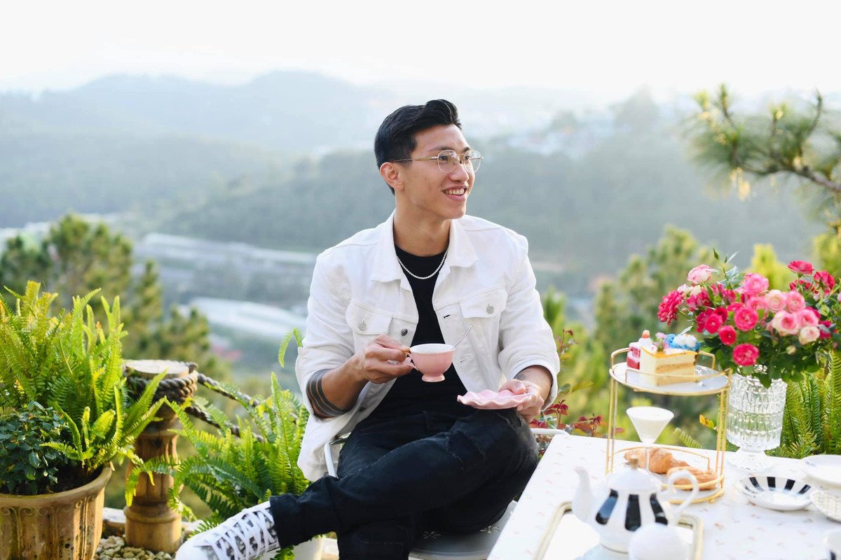 Dù diện áo phông đen, nam cầu thủ vẫn nổi bật khi phối thêm chiếc áo khoác màu trắng tinh tế.