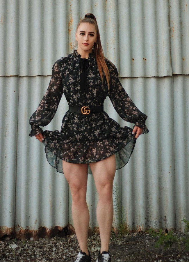 Cô gái 24 tuổi hiện giữ kỷ lục thế giới khi gánh thành công mức tạ 252 kg ở hạng cân 63 kg nữ và hướng tới mục tiêu gánh mức 280 kg. Cô từng chia sẻ muốn tập luyện thể hình để giúp người trở nên mạnh mẽ hơn, đồng thời phá bỏ định kiến môn thể thao này không dành cho phái nữ.