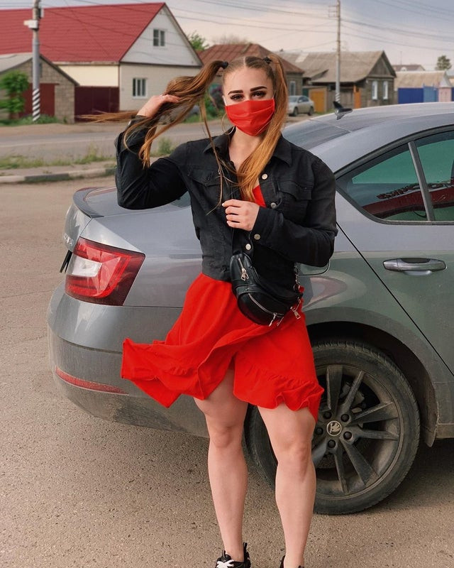 Julia luôn thể hiện vẻ nữ tính vốn có những lúc ngoài phòng tập. Ảnh: Internet.