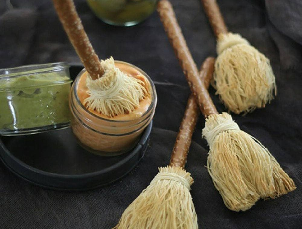 Chiếc chổi bay của mụ phù thủy là một trong những hình ảnh quen thuộc gắn với ngày lễ Halloween. Hai nguyên liệu chính của món ăn là phô mai mozarella và bánh quy cây.