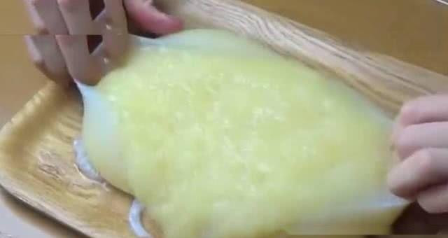 Thông thường, người Nhật sẽ ăn trứng bạch tuộc dưới dạng tẩm bột chiên xù tempura, rang, luộc, ăn sống, có rất nhiều món ngon được chế biến từ trứng bạch tuộc và khi ăn mọi người sẽ cảm nhận được vị béo, vị ngon giòn tan của từng túi trứng vỡ trong miệng.