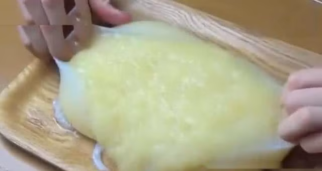 Thông thường, người Nhật sẽ ăn trứng bạch tuộc dưới dạng tẩm bột chiên xù tempura, rang, luộc, ăn sống, có rất nhiều món ngon được chế biến từ trứng bạch tuộc và khi ăn mọi người sẽ cảm nhận được vị béo, vị ngon giòn tan của từng túi trứng vỡ trong miệng.