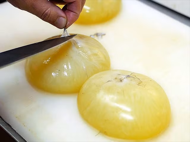 Sau khi cắt lớp màng bọc bên ngoài, bên trong sẽ có một lớp chất lỏng màu vàng nhạt, nhạt hơn rất nhiều so với lòng đỏ trứng gà, cùng nhiều hạt nhỏ bên trong.