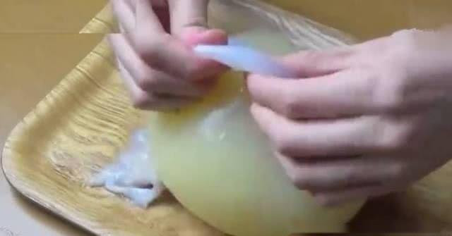 Trứng bạch tuộc được bọc trong một cái túi lớn, rất khó để xé bằng tay và phải dùng dao để cắt. 