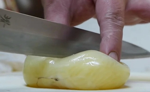 Sau khi cắt ra, mọi người sẽ thấy bên trong là những quả trứng nhỏ có màu vàng nhạt. Tuy nhiên, cảm giác nhớt dính và có phần lúc nhúc của trứng bạch tuộc khiến cho người Trung Quốc cảm thấy rất sợ hãi và không muốn ăn. Trong khi đó, người Nhật lại thấy rất bình thường.