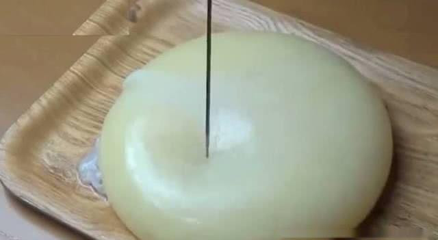 "Quả trứng ngoài hành tinh" này chính là trứng bạch tuộc, rất ít người nhìn thấy chúng bày bán phổ biến. Thật khó có thể tưởng tượng được một thứ như vậy hóa ra lại là một loại hải sản và càng đặc biệt hơn là chúng không thể bị phá vỡ bằng kim thông thường.