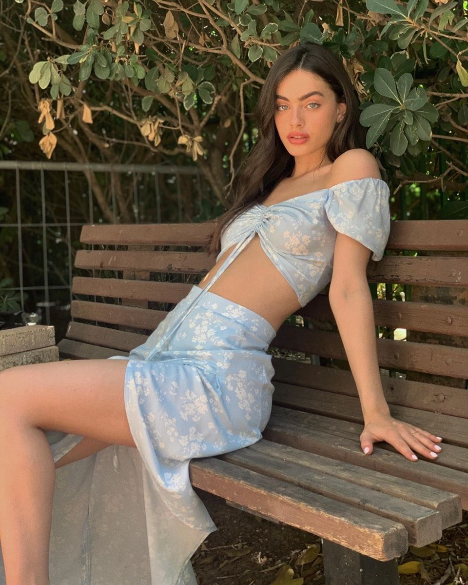 Dù mới 19 tuổi song Yael Shelbia sở hữu gu thời trang gợi cảm vô cùng.