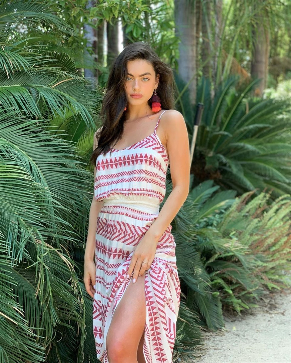 Nhờ vóc dáng chuẩn mẫu và gương mặt hút hồn, Yael hiện được nhiều hãng thời trang, mỹ phẩm săn đón.