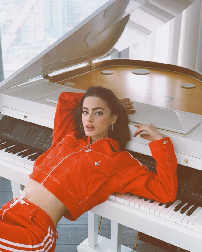 Bộ đồ thể thao dáng croptop khá phù hợp với lứa tuổi 19 của Yael.