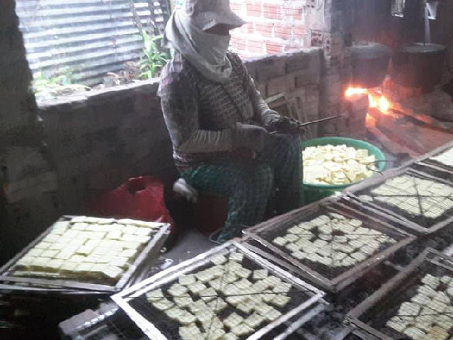 Bánh được rang và sấy kỹ nhiều lần nên có thể để dành được đến ba, bốn tháng. Khi ăn, bánh giòn tan. Bánh này được nhiều người dân ở các địa phương kể trên ưa thích. Tuy nhiên vì chế biến quá công phu, mất nhiều thời gian nên hầu như hiện nay không còn thấy loại bánh này trên thị trường nữa. Ảnh: Internet.