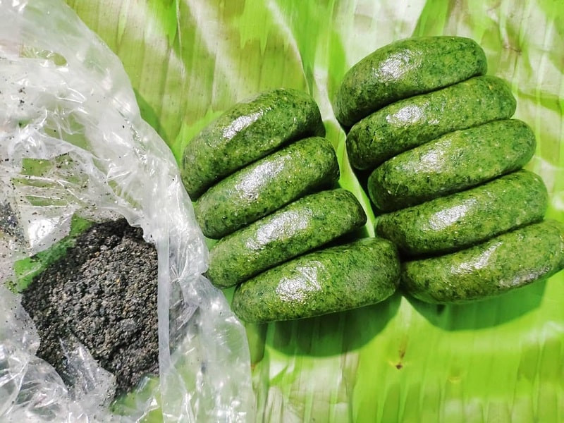 Bánh ngải: Đây là một loại bánh của người Nùng. Người ta dùng lá ngải rửa sạch, đun trong nước tro bếp cho nhừ, sau đó giã lá ngải chung với xôi. Vắt xôi thành những chiếc bánh nhỏ tròn, dẹt, đường kính khoảng 5cm.