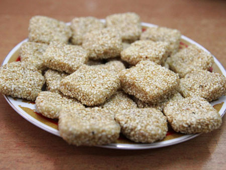 Khi ăn bánh khổ, đem chiên vàng, hoặc nướng, bánh sẽ phồng và dẻo thơm trở lại. Chiếc bánh có độ giòn của bột gạo quyện cùng vị ngọt của đường mía và mùi thơm của mè quyến rũ lòng người.