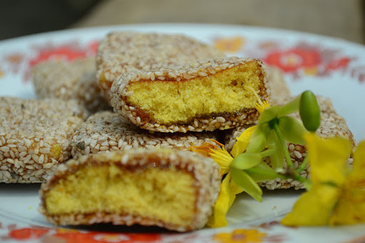 Bánh khổ là món bánh của người Mường dùng làm lễ vật cho ngày cưới. Bánh được làm đơn giản, từ nếp ngâm, nấu thành xôi, sau đó đem giã nhuyễn. Vắt tròn bánh bằng quả hồng, xếp lên mặt lá chuối, hong gió qua một đêm cho khô.