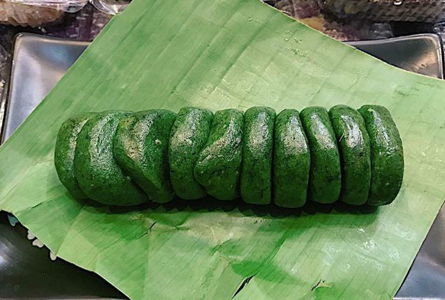 Nhân bánh là mè đen rang thơm, giã nhỏ trộn mật mía. Người Nùng dùng một loại lá có tên là lá “mác rạng” để gói, bánh sẽ không bị khô.