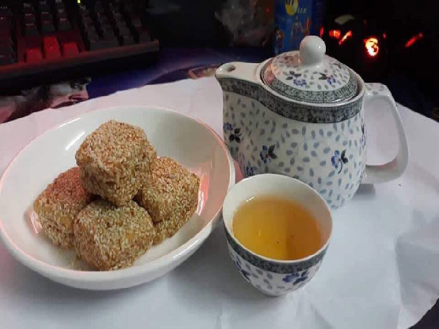 Bánh bảy lửa: Đây là loại bánh đặc biệt có cách làm công phu, thường thấy vào dịp Tết ở các tỉnh miền Trung như Bình Định, Quảng Nam, Quảng Ngãi. Bánh được làm qua nhiều công đoạn, từ rang nếp, rang mè, giã nếp thành bột rồi tiếp tục rang, chế biến bảy lần qua lửa nên mới có tên là bánh Bảy lửa.