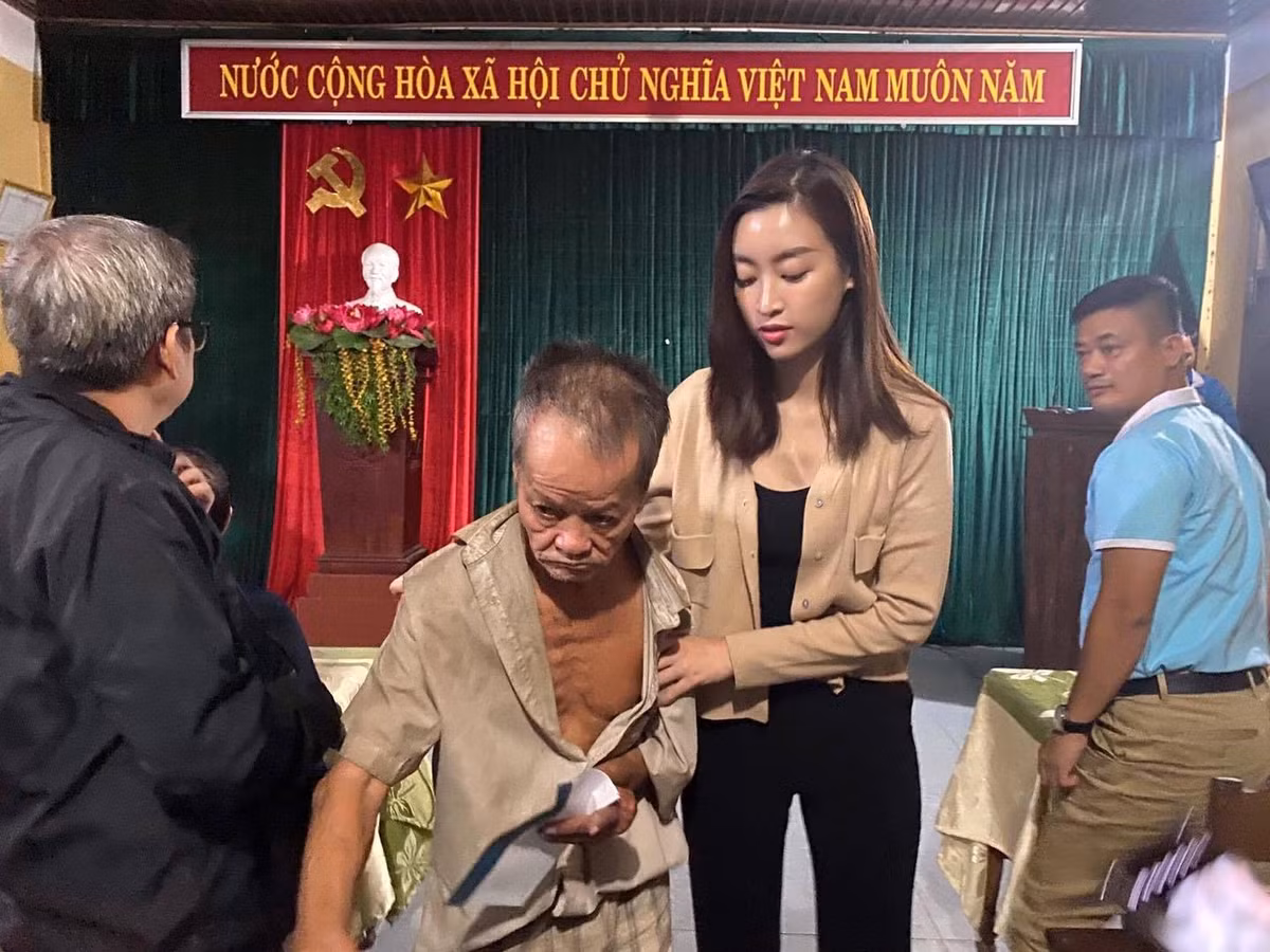 Đỗ Mỹ Linh mặc áo thun ôm sát kết hợp với áo cardigan bên ngoài, vừa kín đáo lại không kém phần trẻ trung, sành điệu.