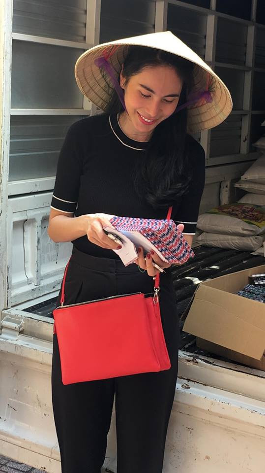 Thủy Tiên thường chọn các trang phục giản dị như áo thun, áo sơ mi, quần âu. Chiếc túi xách màu hồng và nón lá đậm bản sắc dân tộc chính là điểm nhấn của set đồ.