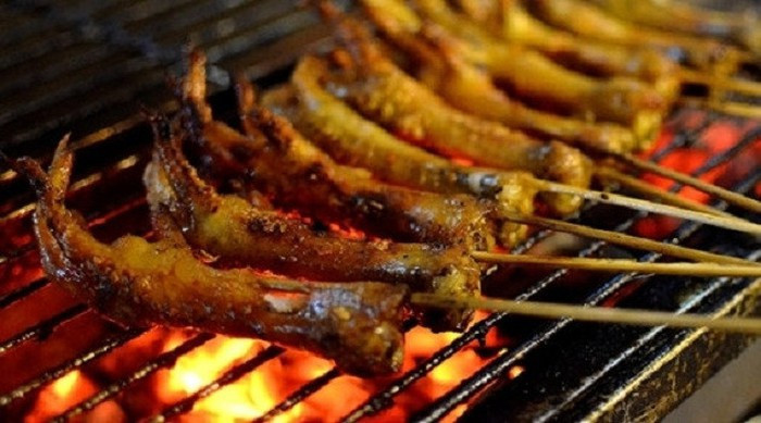 Tín đồ ẩm thực vỉa hè ở Hà Nội chắc không thể bỏ qua được món chân gà nướng thơm ngon. Món ăn đơn giản này có bí quyết chủ yếu phụ thuộc vào kỹ năng tẩm ướp mật ong và các loại gia vị sao cho ngấm.