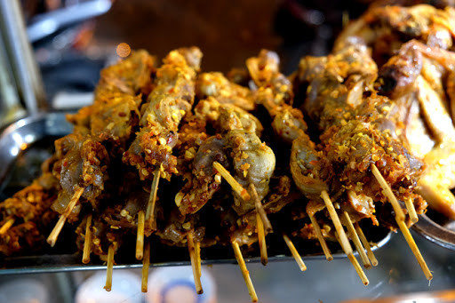 Ngô nướng, thịt xiên nướng, chân gà nướng... là những món quà vặt không thể thiếu trong những ngày chuyển mùa ở Hà Nội. Các món nướng vỉa hè này tuy không mới lạ nhưng luôn thu hút thực khách trong những ngày đông se lạnh.