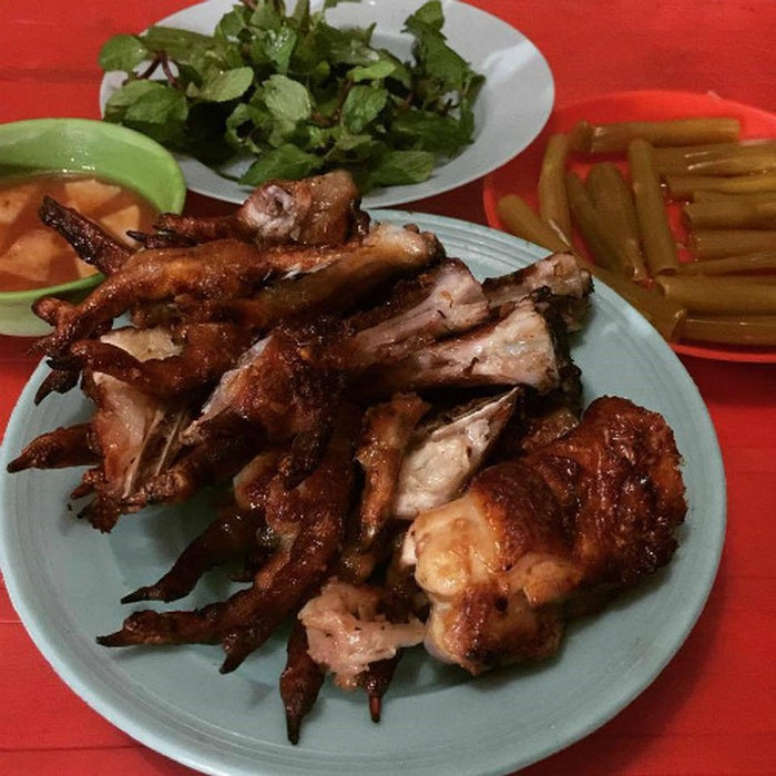 Ăn món này thú vị ở chỗ bạn phải chịu khó nhẩn nha "gặm nhấm" thật kĩ thì mới tận hưởng được hết cái cảm giác giòn giòn, dai dai, ngòn ngọt của món ăn.