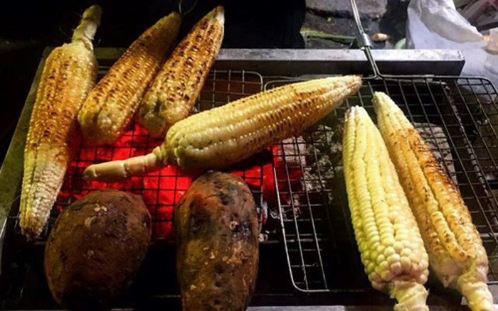 Vốn là món ăn rất dân dã ai cũng có thể tự tay làm nhưng những quán ngô nướng trên vỉa hè Hà Nội vẫn đông khách ghé thăm.