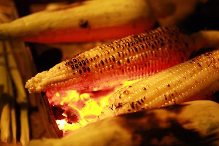 Ngô khoai nướng có thể tìm thấy ở bất kỳ đâu trên các vỉa hè Hà Nội mỗi dịp đông về. Hạt ngô nướng lên vàng rộm, ăn vào dẻo dai, thơm dậy mùi của sữa ngô, của lớp lá còn tươi phủ bên ngoài, thoảng mùi khói nướng.