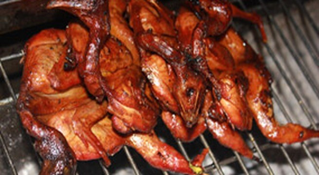 Những đĩa chim cút nướng vàng bóng, thơm lừng, nóng hôi hổi luôn là món níu chân thực khách. Nếu muốn ăn món này, bạn nên tới phố Tạ Hiện để được thưởng thức những đĩa chim to và ngon nhất.