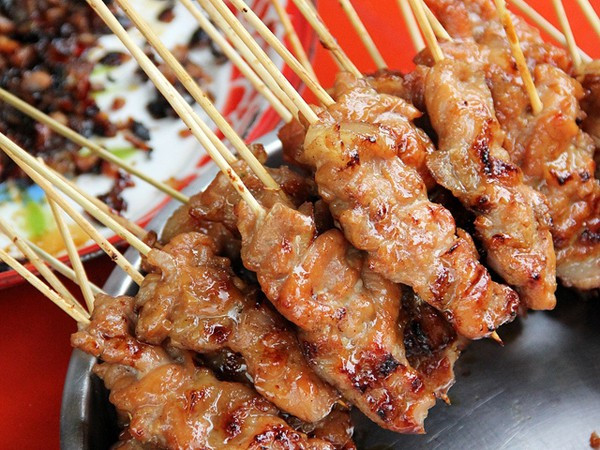 Thịt xiên nướng là món nướng được nhiều người ưa chuộng trong ngày se lạnh. Những xiên thịt nóng hổi, thơm lừng được nướng trực tiếp trên than hồng mà giá chỉ tầm từ 5.000 - 7.000 đồng. Người Hà Nội thích ăn thịt xiên nướng cùng bánh mì giòn.