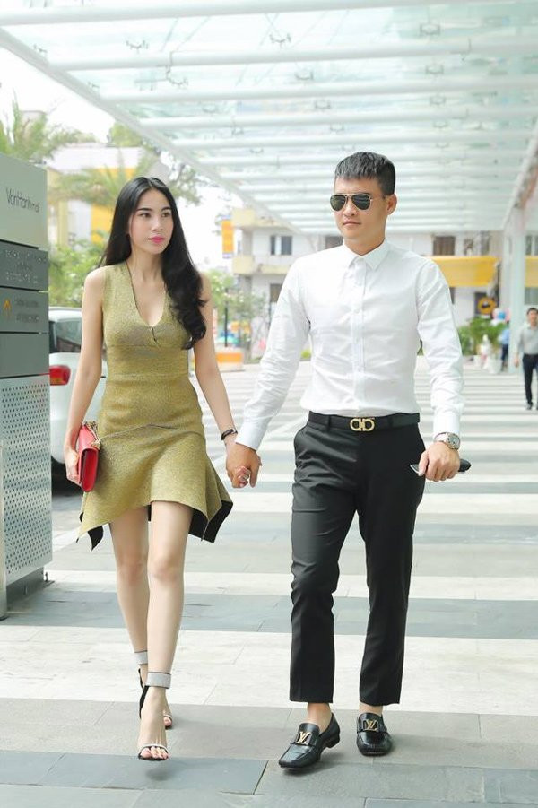 Trong khi Thủy Tiên gợi cảm với chiếc đầm xẻ ngực sâu thì Công Vinh cũng lịch lãm với áo sơ mi và quần âu sơ vin chỉnh chu.