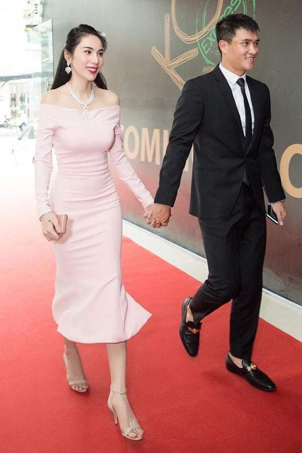 Cặp vợ chồng chuộng đồ có gam màu thanh lịch mỗi lần tham dự các sự kiện. Bộ suit đen tôn vẻ ngoài lịch lãm cho Công Vinh, còn Thủy tiên khoe vẻ gợi cảm với đầm trễ nải.