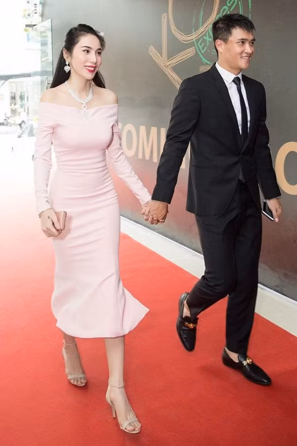Cặp vợ chồng chuộng đồ có gam màu thanh lịch mỗi lần tham dự các sự kiện. Bộ suit đen tôn vẻ ngoài lịch lãm cho Công Vinh, còn Thủy tiên khoe vẻ gợi cảm với đầm trễ nải.
