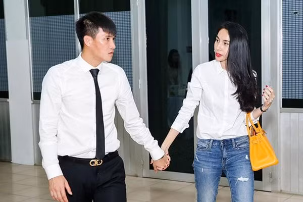 Cặp đôi cũng thường diện áo sơ mi trắng "ton sur ton" khi đi cùng nhau.