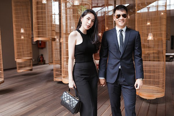 Vợ chồng Thủy Tiên diện trang phục "ton sur ton" với gam màu đen nổi bật.